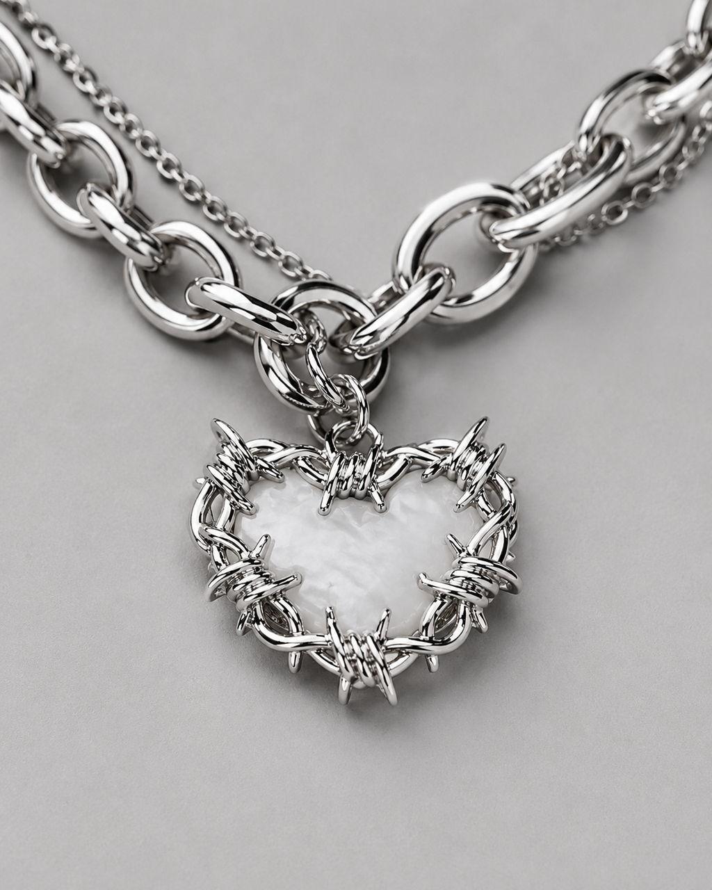 Bílý heart thorn náhrdelník